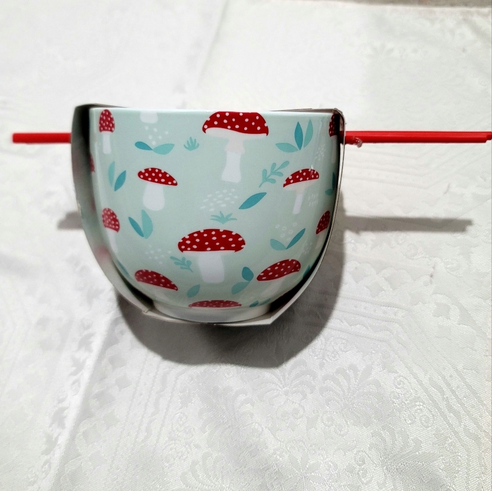NWT coco + lola Premium Collection Noodle Bowl with Chopsticks
